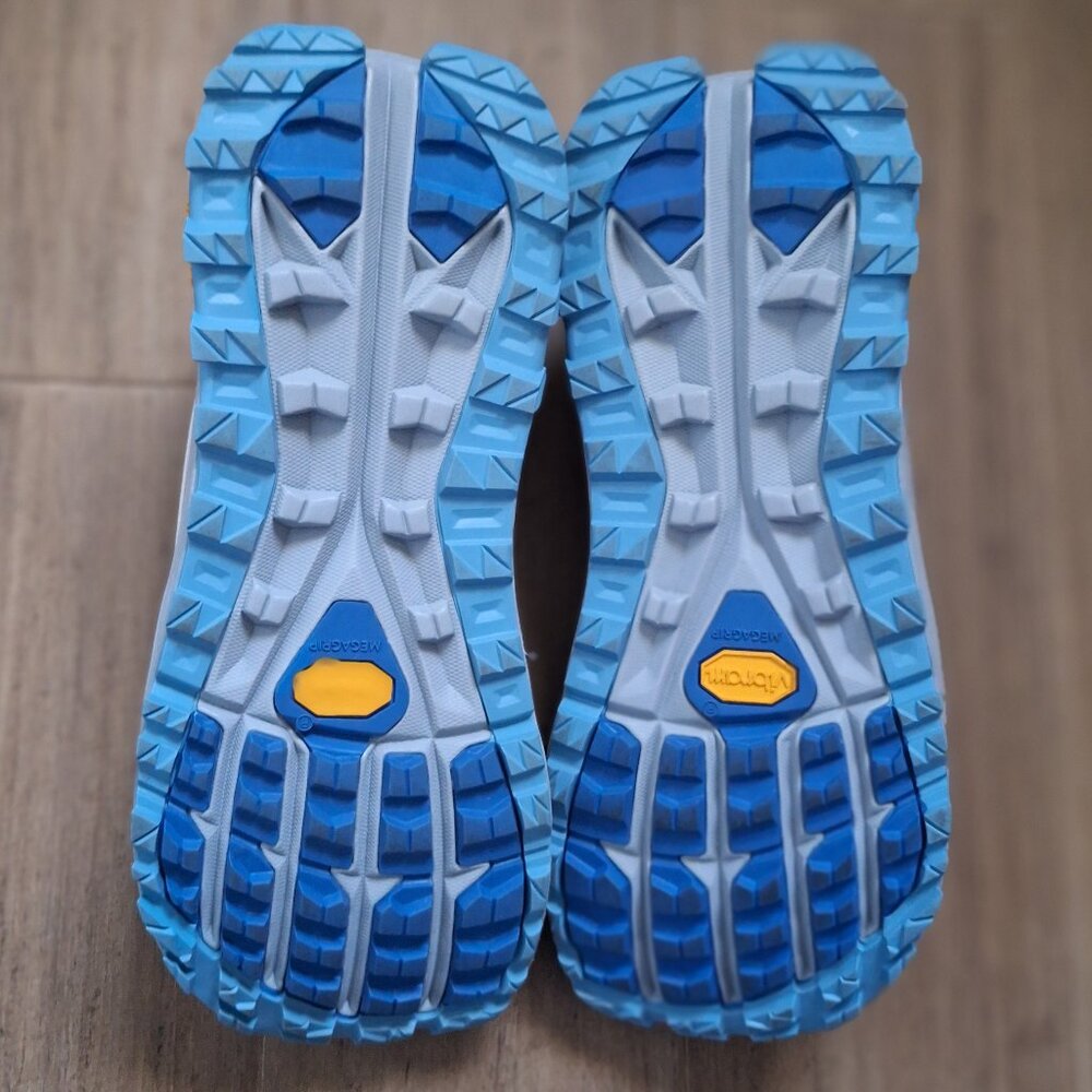 Women's size 10 Altra Olympus 5 white trail runners/ running shoe. - Picture 2 of 7